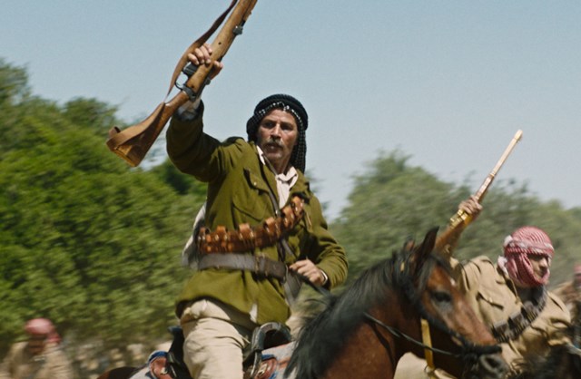 Escena de Palestina 36 con combatientes palestinos a caballo